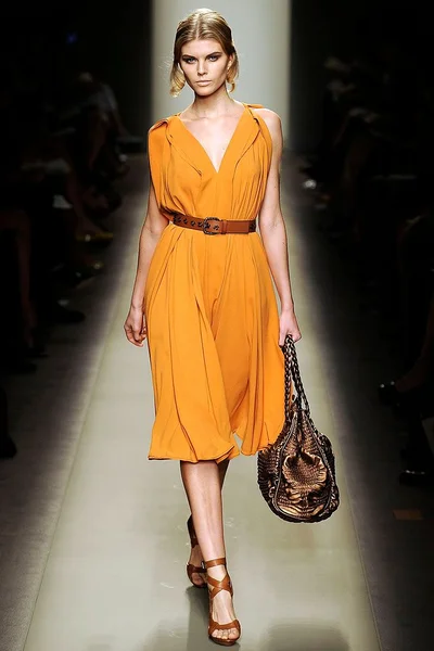 Look 16
